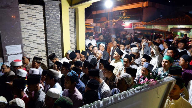  Ribuan Warga Berdesakan Padati Ponpes Al-Anwar Untuk Salat Ghaib