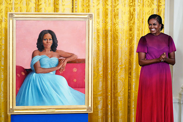 Michelle Obama Etourdit Dans Une Robe Transparente Alors Que Ses Portraits Officiels De La Maison Blanche Et De Barack Sont Devoiles Oxtero