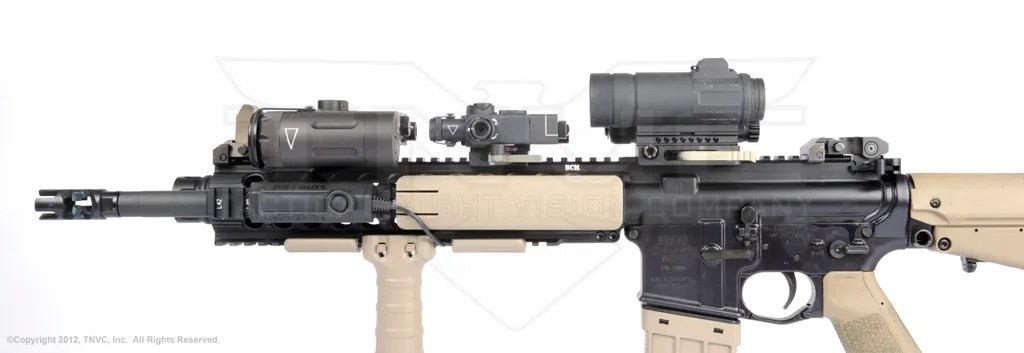 Comparación de alturas: DBAL-D2 y DBAL-I2 delante de un Aimpoint CompM4s (M68 CCO) en montura de altura estándar. Comparación de alturas: DBAL-D2 y DBAL-I2 delante de un Aimpoint CompM4s (M68 CCO) en montura de altura estándar.