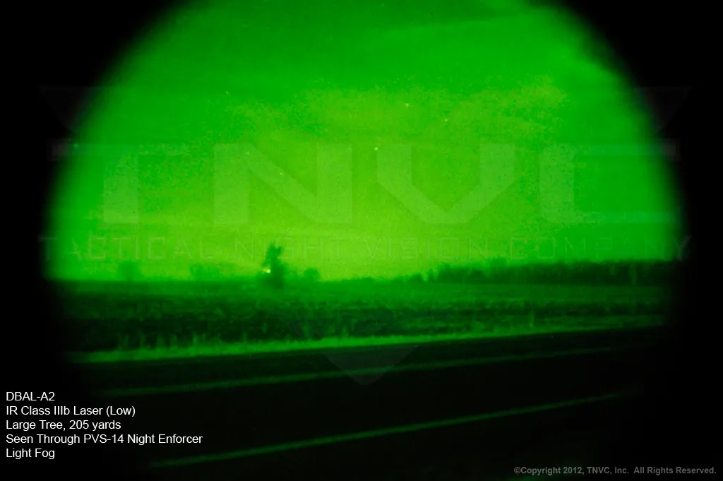 DBAL-A2 Láser IR Clase IIIb en posición de baja potencia. Árbol a 190 metros visto a través de un PVS-14 Night Enforcer con algo de niebla. DBAL-A2 Láser IR Clase IIIb en posición de baja potencia. Árbol a 190 metros visto a través de un PVS-14 Night Enforcer con algo de niebla.