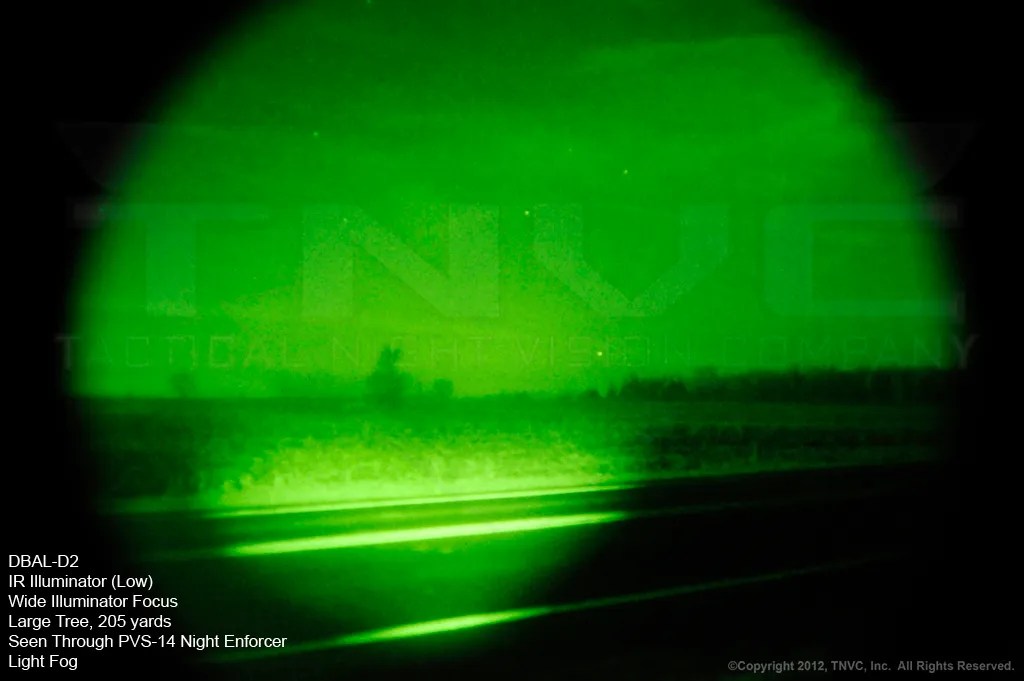 DBAL-A2 Iluminador IR, baja potencia, enfoque amplio. Árbol a 190 metros visto a través de un PVS-14 Night Enforcer con algo de niebla. DBAL-A2 Iluminador IR, baja potencia, enfoque amplio. Árbol a 190 metros visto a través de un PVS-14 Night Enforcer con algo de niebla.