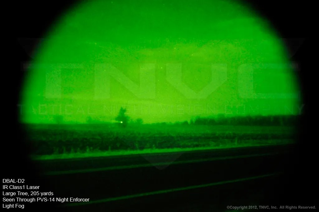 DBAL-D2 Láser IR Clase 1. Árbol a 190 metros visto a través de un PVS-14 Night Enforcer con algo de niebla. DBAL-D2 Láser IR Clase 1. Árbol a 190 metros visto a través de un PVS-14 Night Enforcer con algo de niebla.
