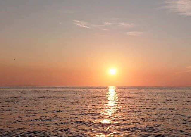 秋の朝焼けの写真