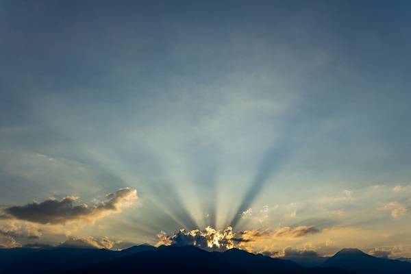 天使の梯子 はしご の意味 スピリチュアルな写真と出現する条件や時期はいつ 井戸端会議 天使の梯子 はしご の意味 スピリチュアルな写真と出現する条件や時期はいつ 井戸端会議