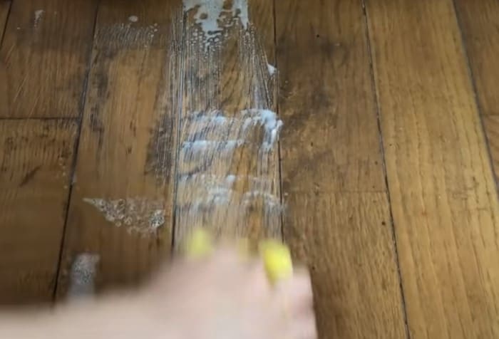 ウタマロクリーナーを惜しまずに十分な量をスプレー