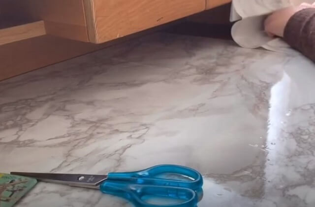 勉強机にダイソーのリメイクシートを貼りたい