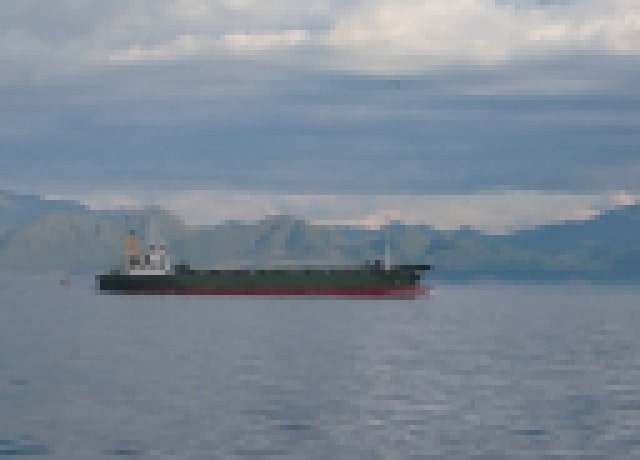 航行中のタンカーの画像