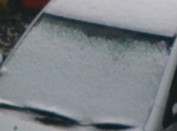 車のウィンドウガラスに雪