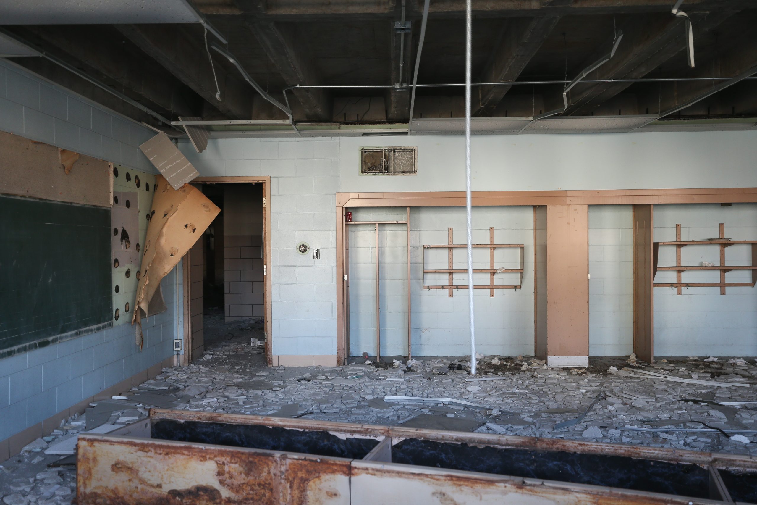 The building that housed Genevieve Melody Public School in the West Garfield Park neighborhood is one of more than two dozen CPS schools shuttered a decade ago that were never redeveloped. (Credit: Trent Sprague/For Illinois Answers Project)