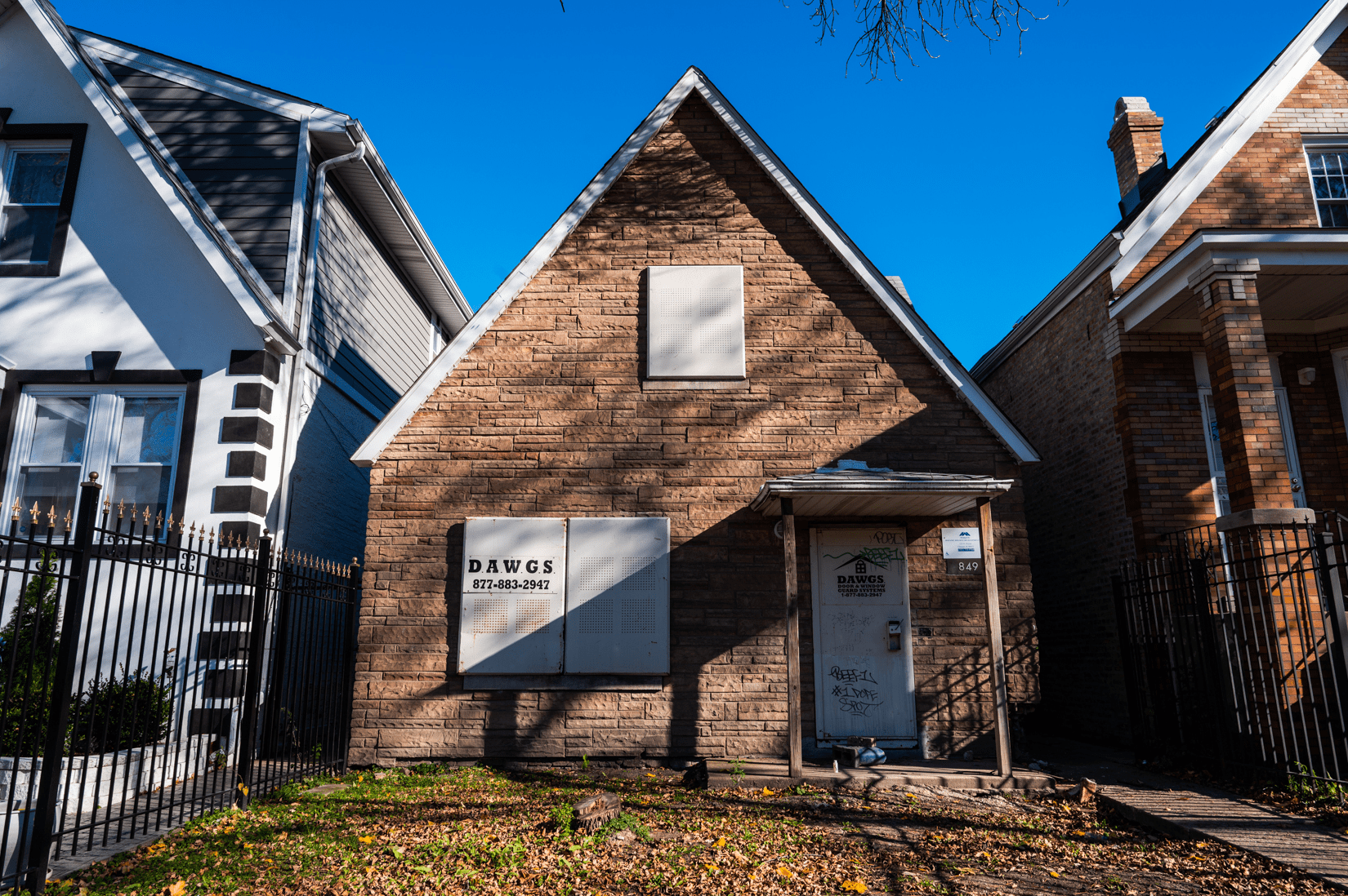 Los vecinos han llamado decenas de veces al 911 para denunciar la venta de drogas y otras actividades criminales en esta vivienda del oeste de Humboldt Park, propiedad de la CHA (Crédito: Colin Boyle/Block Club Chicago)