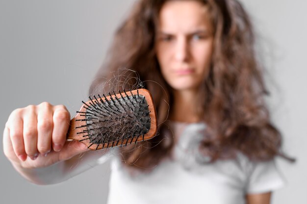 problèmes de cheveux : cheveux cassées sur une brosse