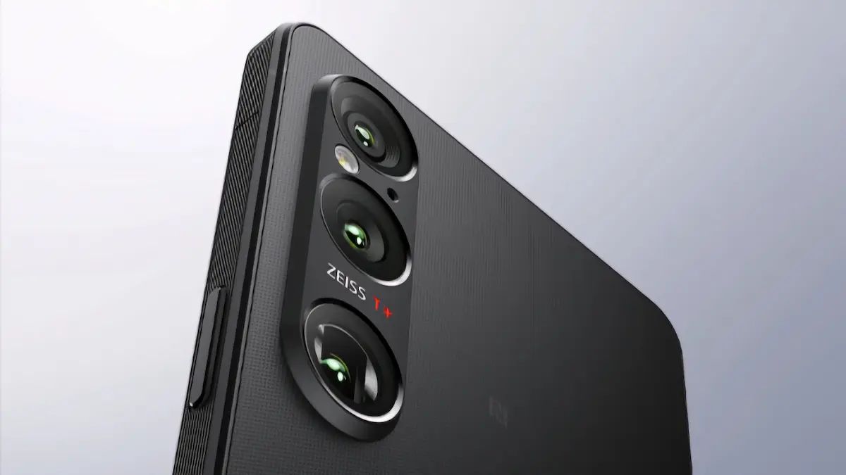 Images showing triple camera of Sony Xperia 1 VI arranged vertically with ZeissT branding