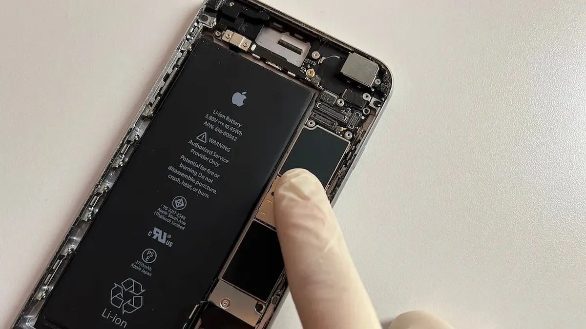 Picture of battery placement inside an iPhone