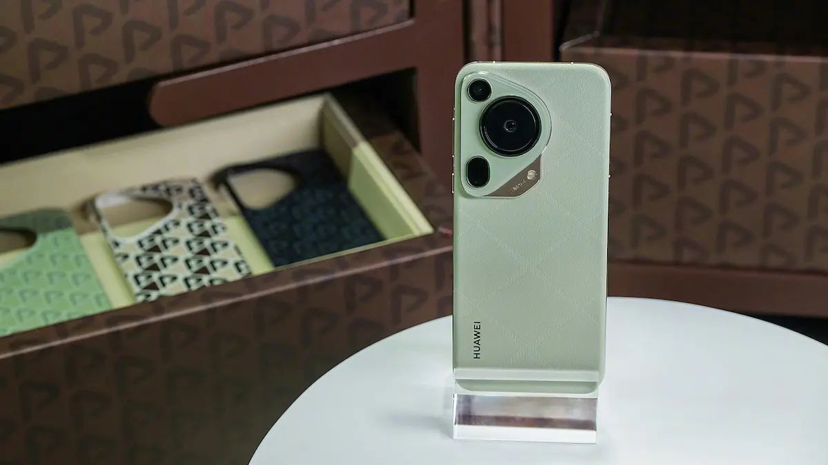 Huawei Pura 70 Ultra showing its green color scheme in real-life photo