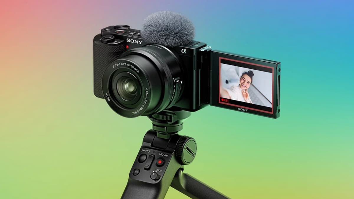 Vlogging camera ZV-E10 placed on tripod