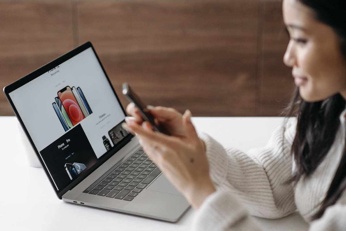 pessoa trabalhando no laptop e celular: marketing digital pessoa sentada trabalhando no laptop e celular ao mesmo tempo
