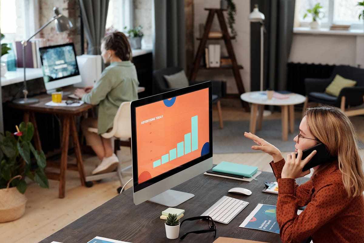 pessoas trabalhando em seus desktops: marketing digital pessoas sentadas trabalhando em seus respectivos desktops