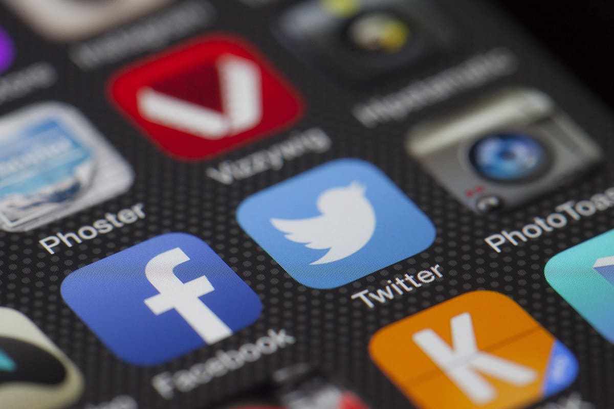 apps de redes sociais: marketing digital imagem mostrando diversos apps de redes sociais como Twitter e Facebook