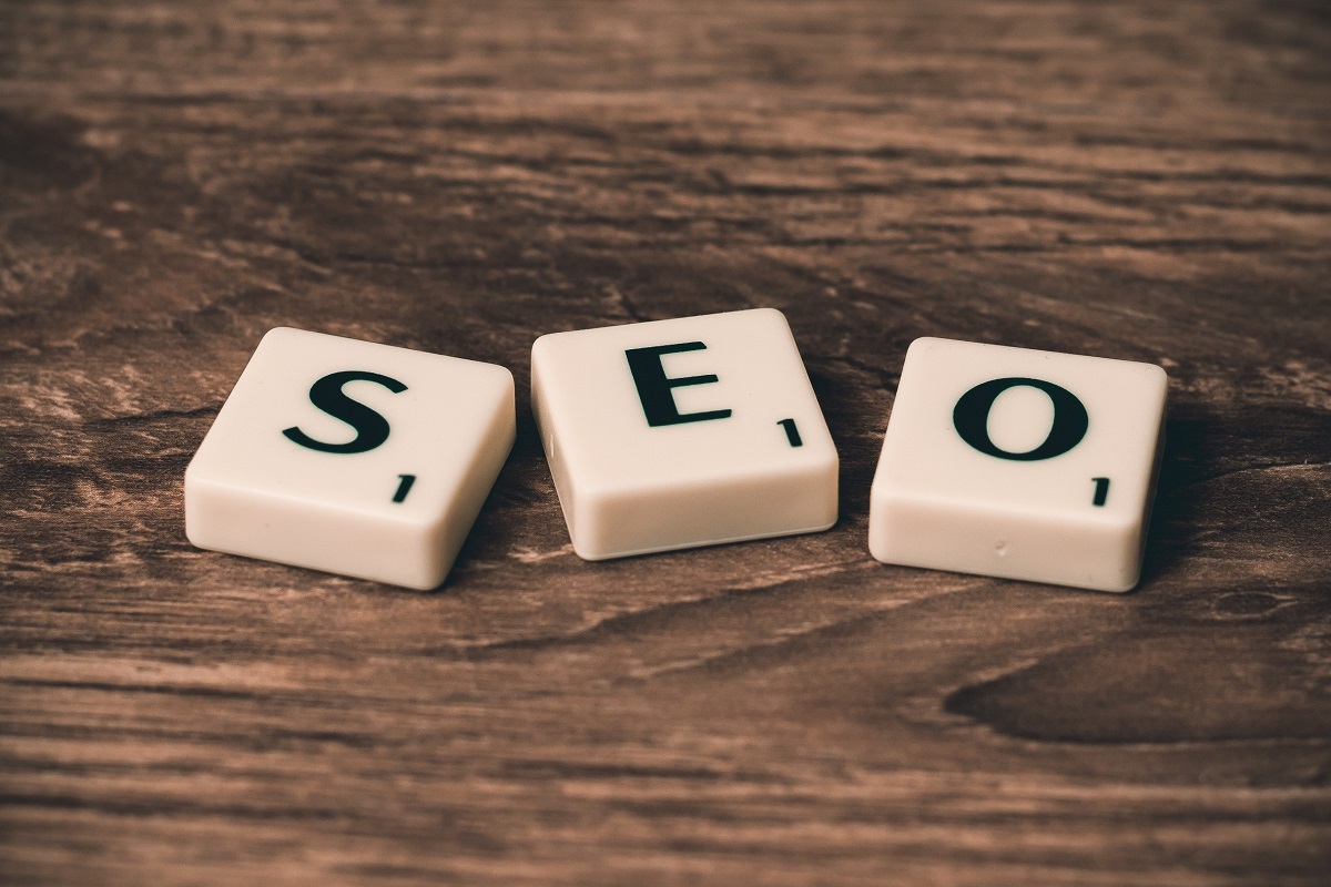SEO: copywriting em cima de uma mesa estão dispostos quadrados com as letras formando a palavra SEO