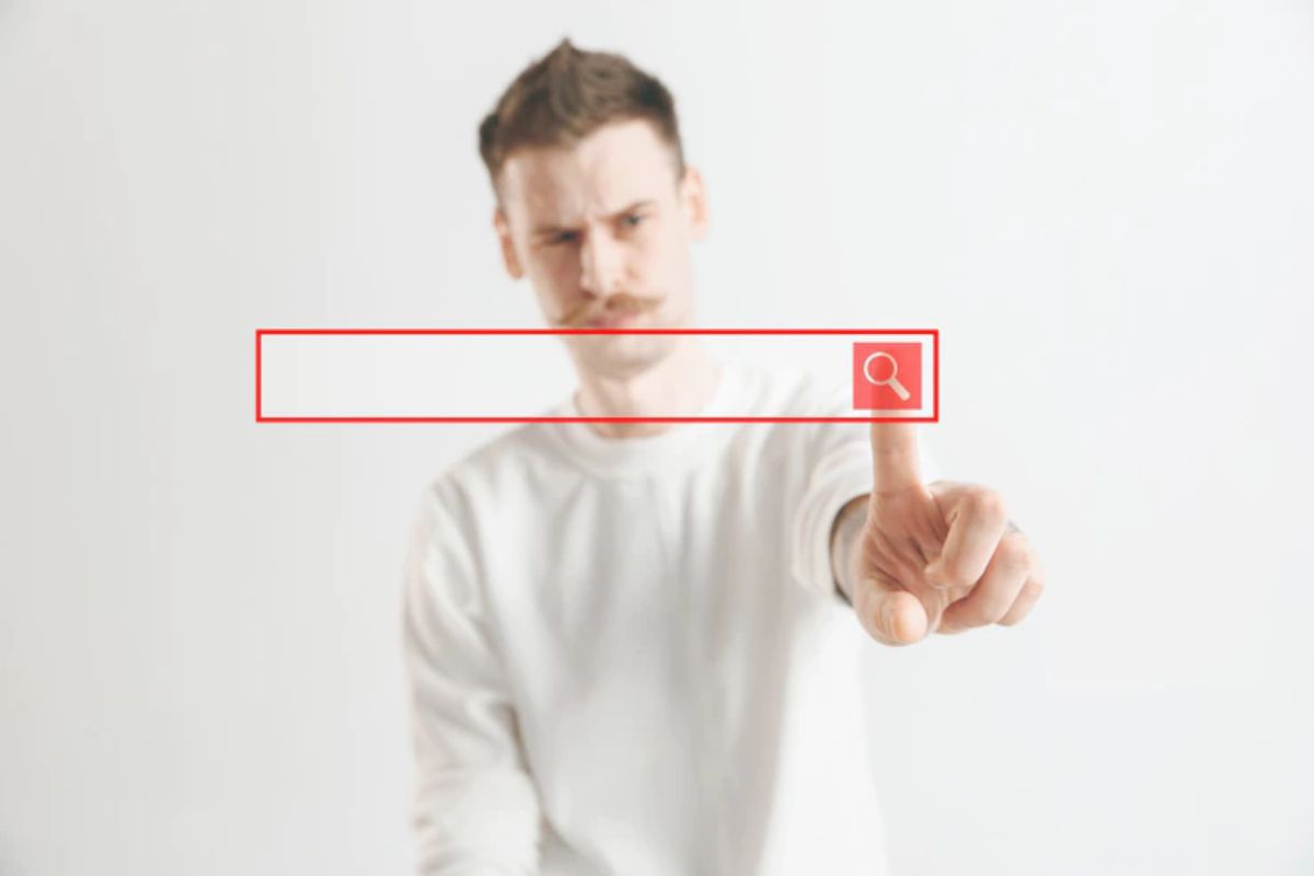 homem com dedo apontado para barra de pesquisa: Google Meu Negócio homem com o dedo apontado para um ícone de barra de pesquisa à sua frente