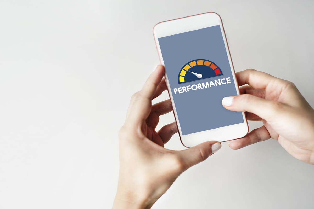 pessoa usando o celular: landing page pessoa usando o celular com o nome performance na tela