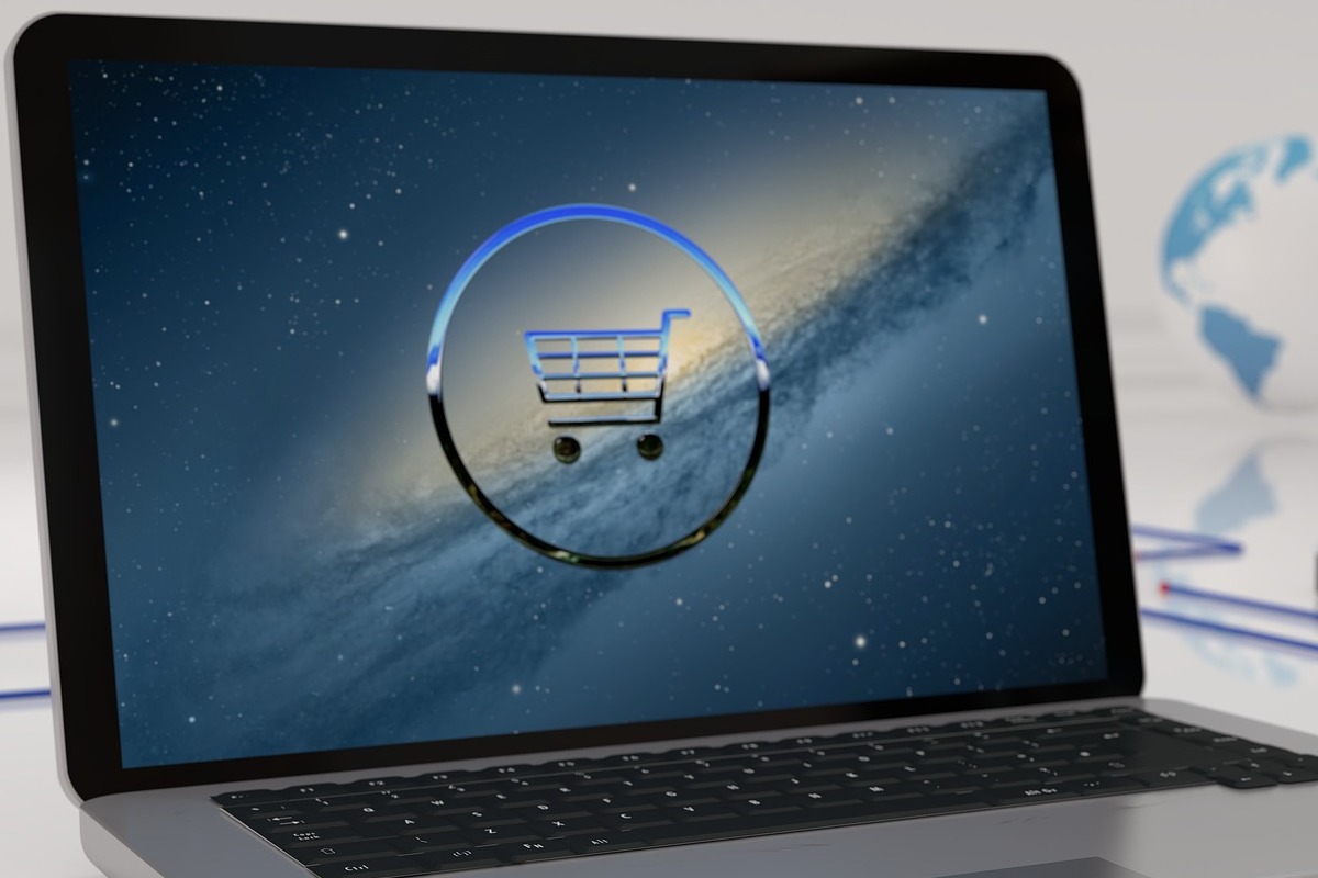 laptop com ícone de carrinho de mercado na tela: público-alvo laptop ligado com um símbolo de carrinho de supermercado no centro. De fundo tem-se um tom de azul celestial