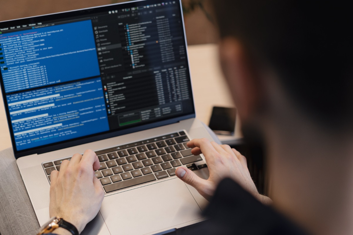 homem analisando dados: CRM homem usando o computador para analisar dados