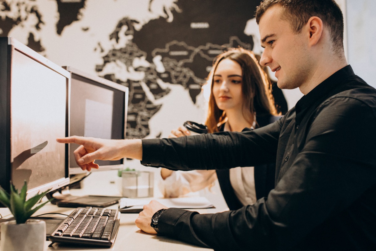 pessoas analisando dados: CRM homem e mulher sentados analisando dados no computador