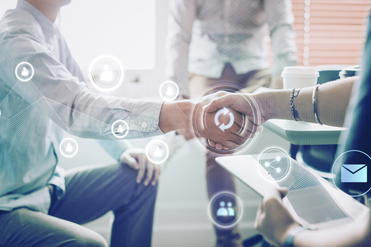 pessoas de mãos dadas: SEO para LinkedIn imagem de fundo de duas pessoas de mão dadas e uma pessoa em pé. No centro da imagem tem uma ilustração que representa pessoas interligadas