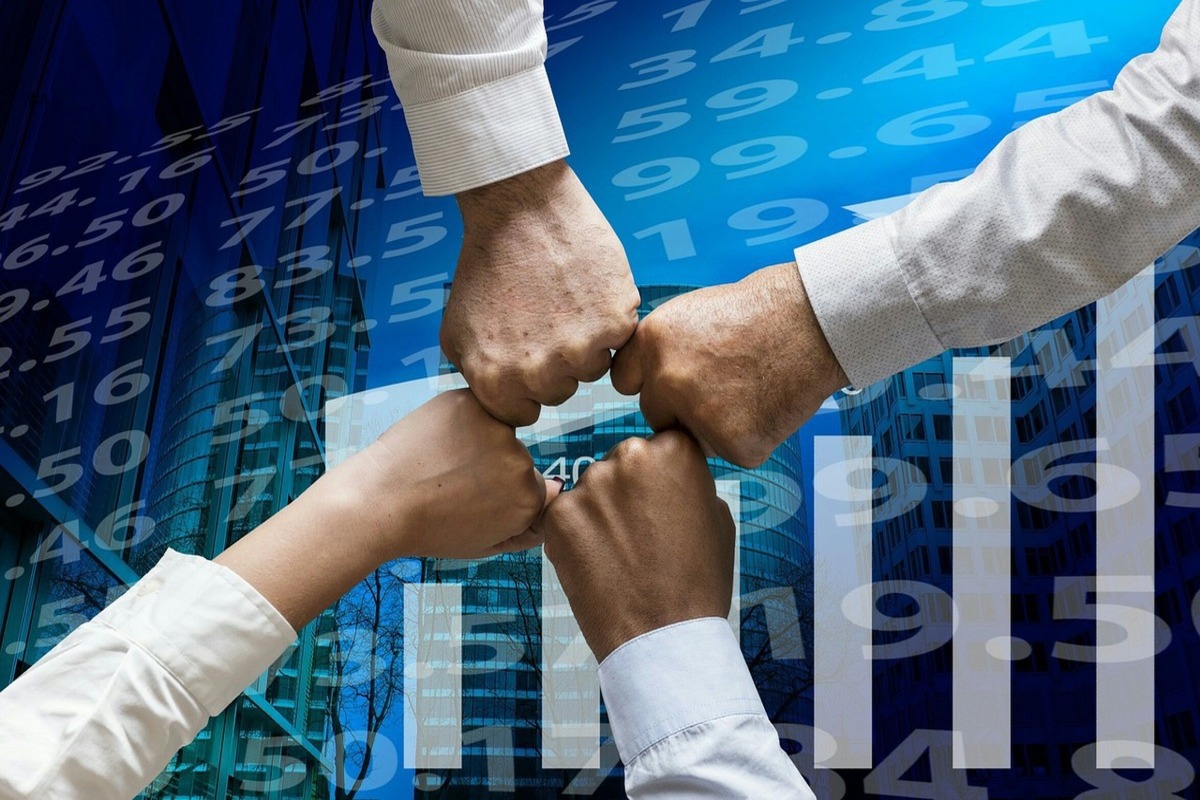 profissionais unidos: criar um blog pessoas diferentes encostando os punhos, representando a união de profissionais