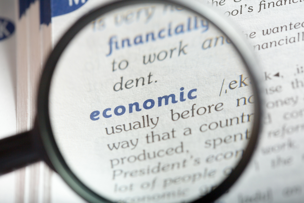 dicionário: e-mail marketing página de um dicinário sendo mostrada pela perspectiva de uma lupa, onde o foco está na palavra economic