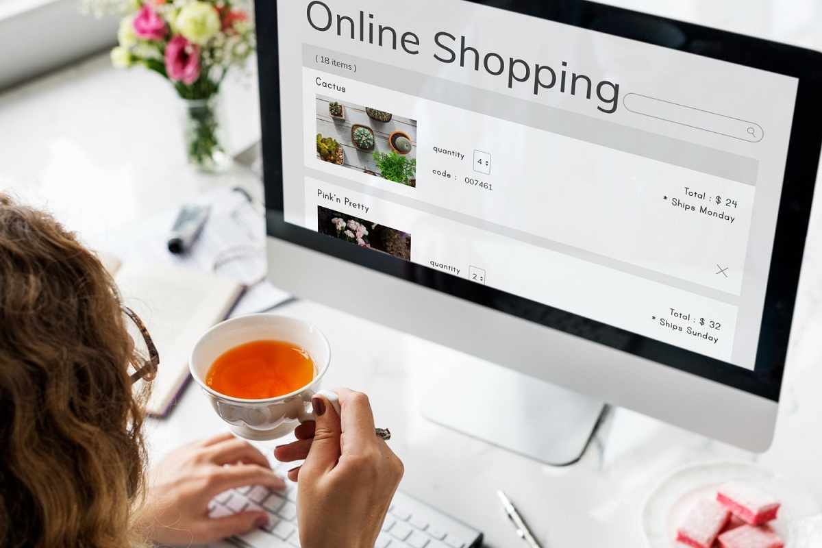 mulher comprando online: funil de vendas mulher sentada, tomando chá e fazendo compras online