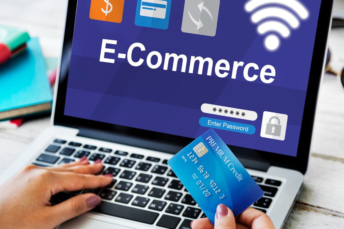 mulher fazendo compras online: funil de vendas mulher usando o laptop segurando um cartão de crédito na mão