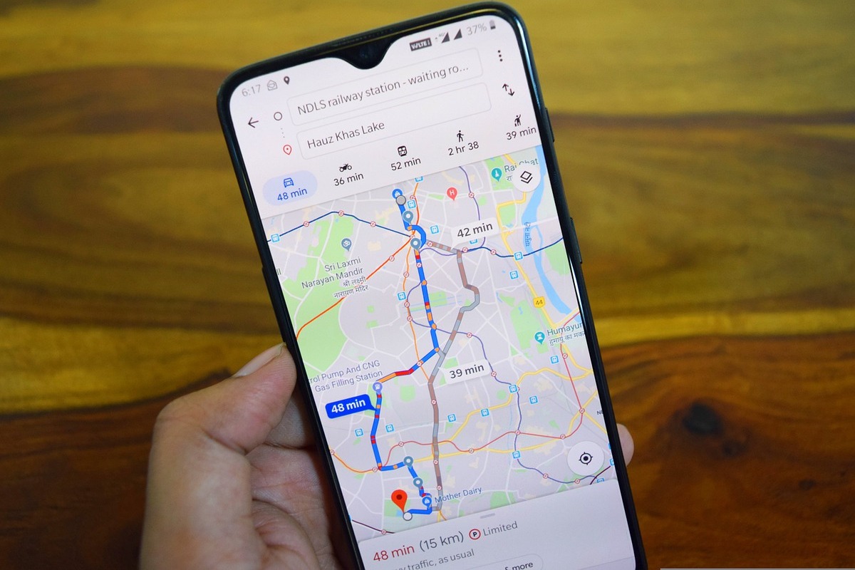 pessoa usando o celular: Google Ads pessoa usando o celular, com o Google Maps aberto