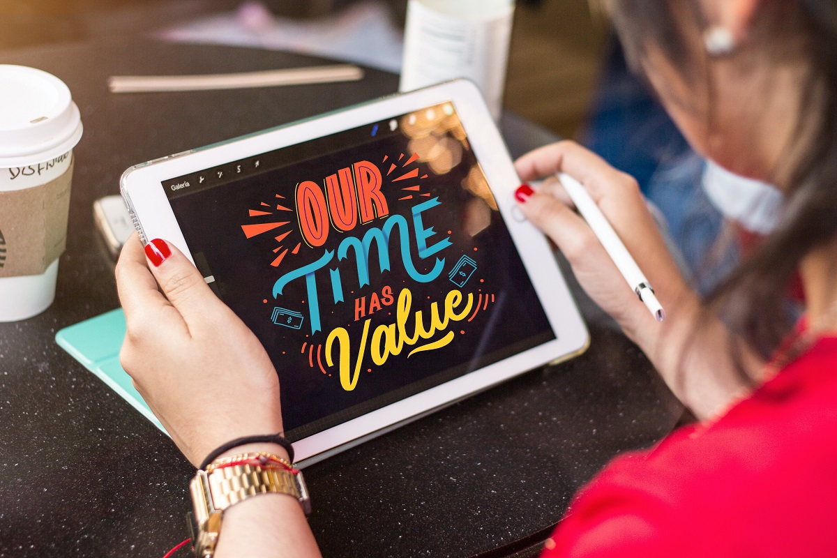 mulher usando tablet e, na sua tela, tem a seguinte mensagem "our time has value"