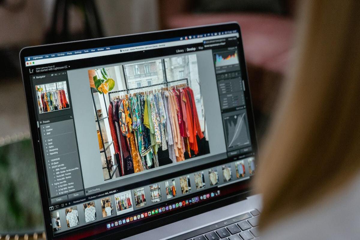 pessoa editando uma foto: marketing de conteúdo visual pessoa usando o laptop para editar uma foto