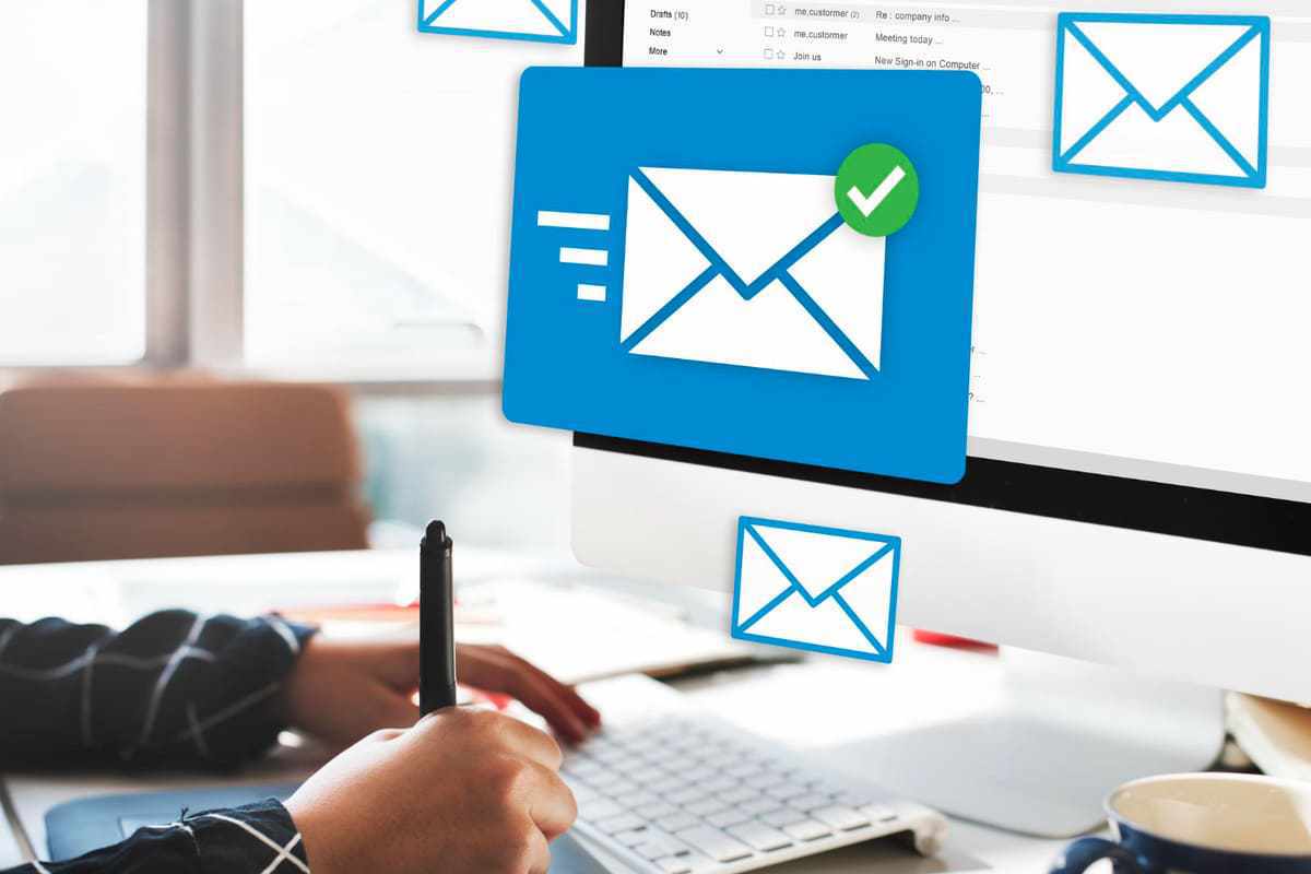 pessoa trabalhando no computador: melhores newsletters pessoa trabalhando no computador. Na frente da imagem tem a ilustração de várias cartas de mensagens, simulando os e-mails