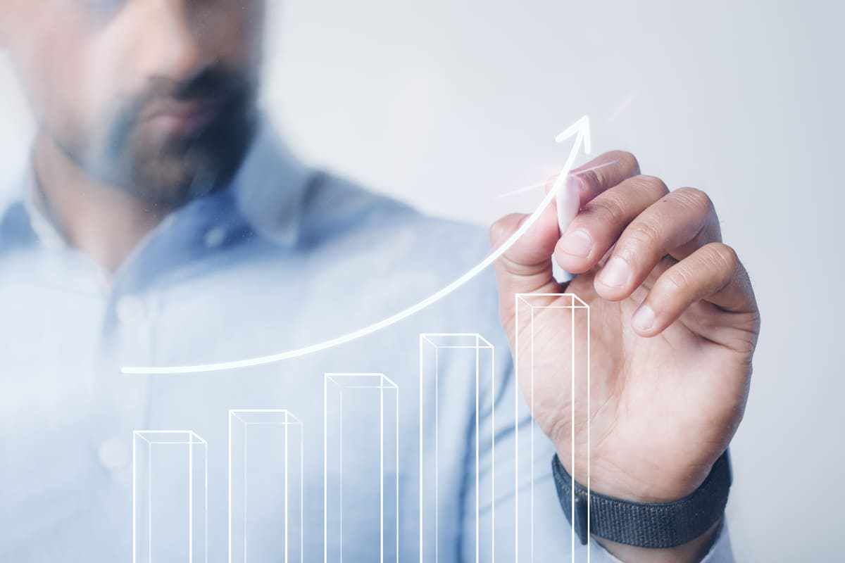 gráfico: metas SMART ilustração de um gráfico de colunas e, um homem com um pincel branco, faz uma seta em cima da figura