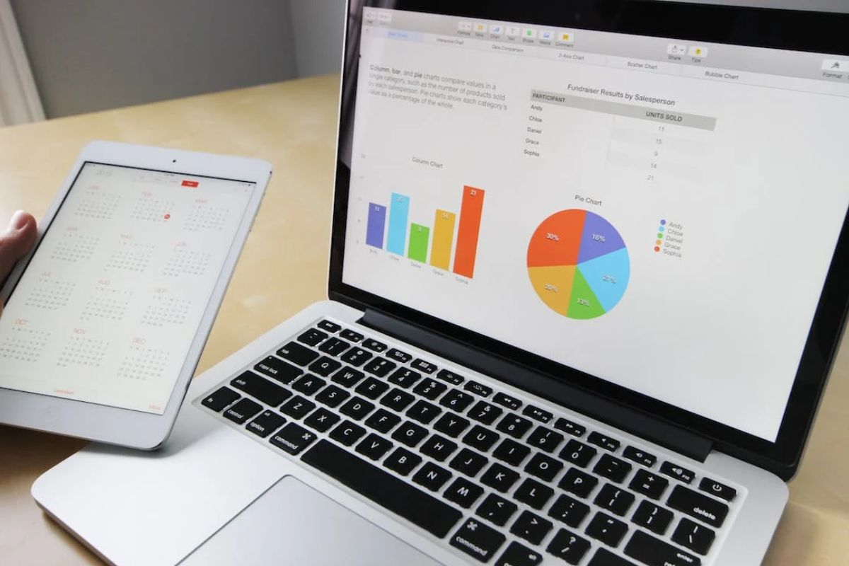 pessoa usando um laptop e um tablet: SEO imagem de pessoa usando um laptop e um tablet ao mesmo tempo