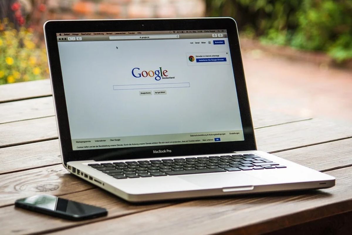 laptop mostrando página do Google: SEO laptop ligado com tela mostrando a página principal do Google