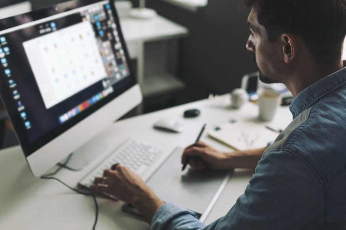 homem trabalhando no computador: tráfego orgânico home trabalhando no seu desktop