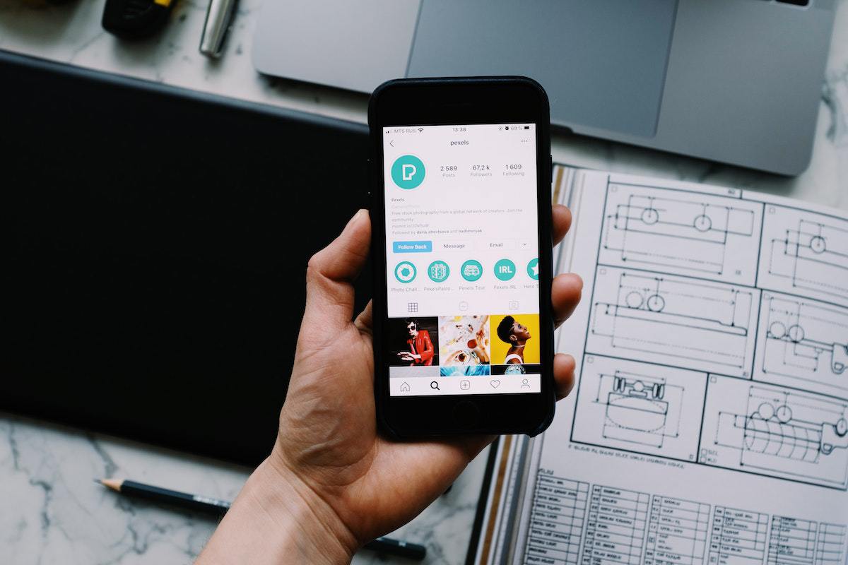 pessoa acessando instagram: algoritmo do instagram pessoa acessando o perfil do instagram da Pexels