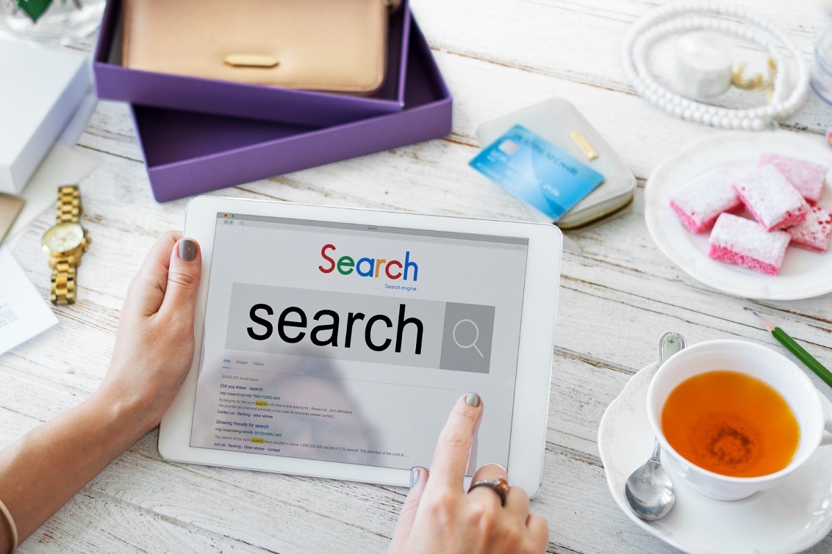 tablet com página de pesquisa do Google: avaliação de links do Google pessoa usando tablet, com página de pesquisa do google na tela