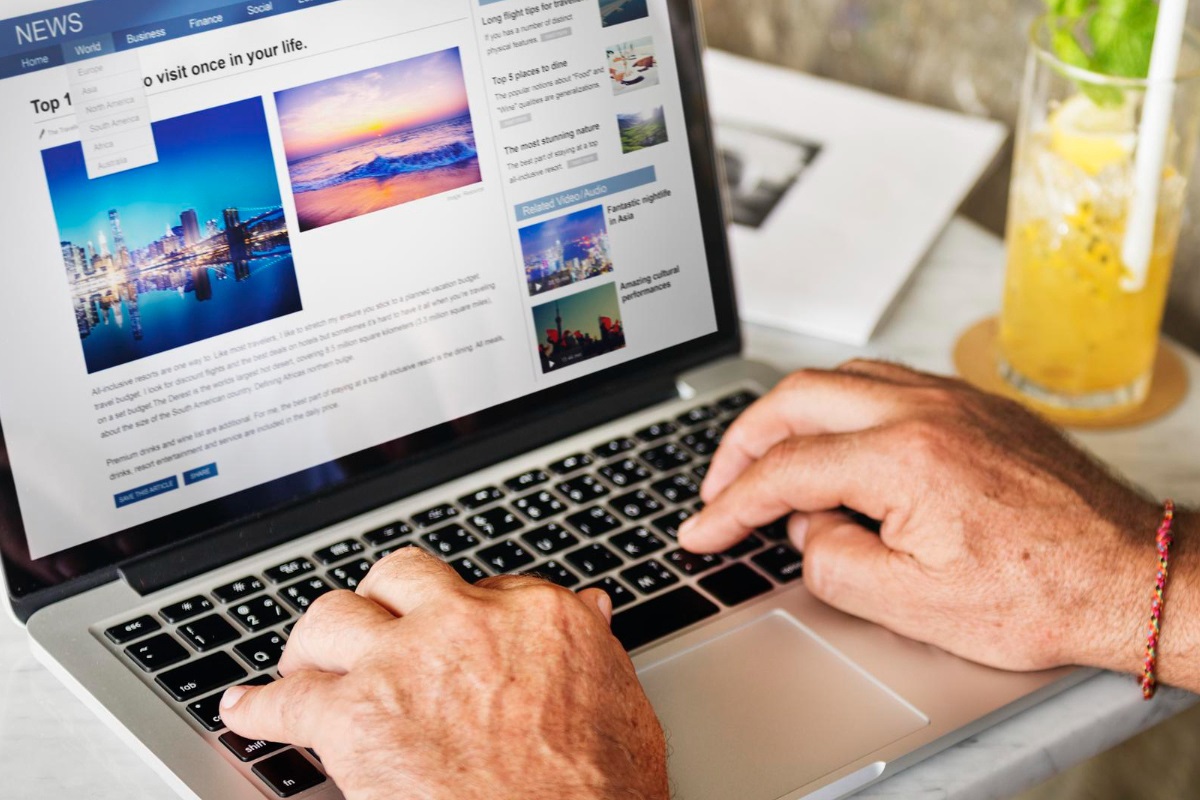 homem acessando internet: backlinks homem sentado, usando o laptop para acessar a internet