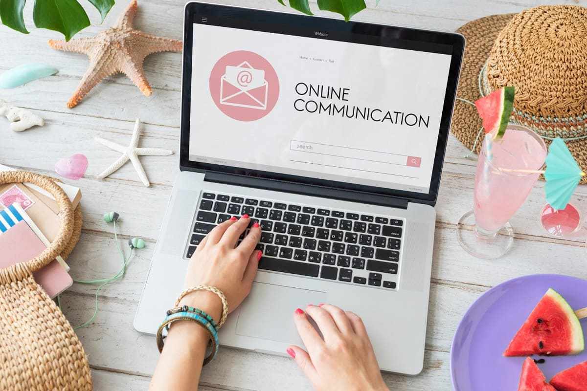 pessoa trabalhando no notebook: backlinks pessoa trabalhando em seu notebook