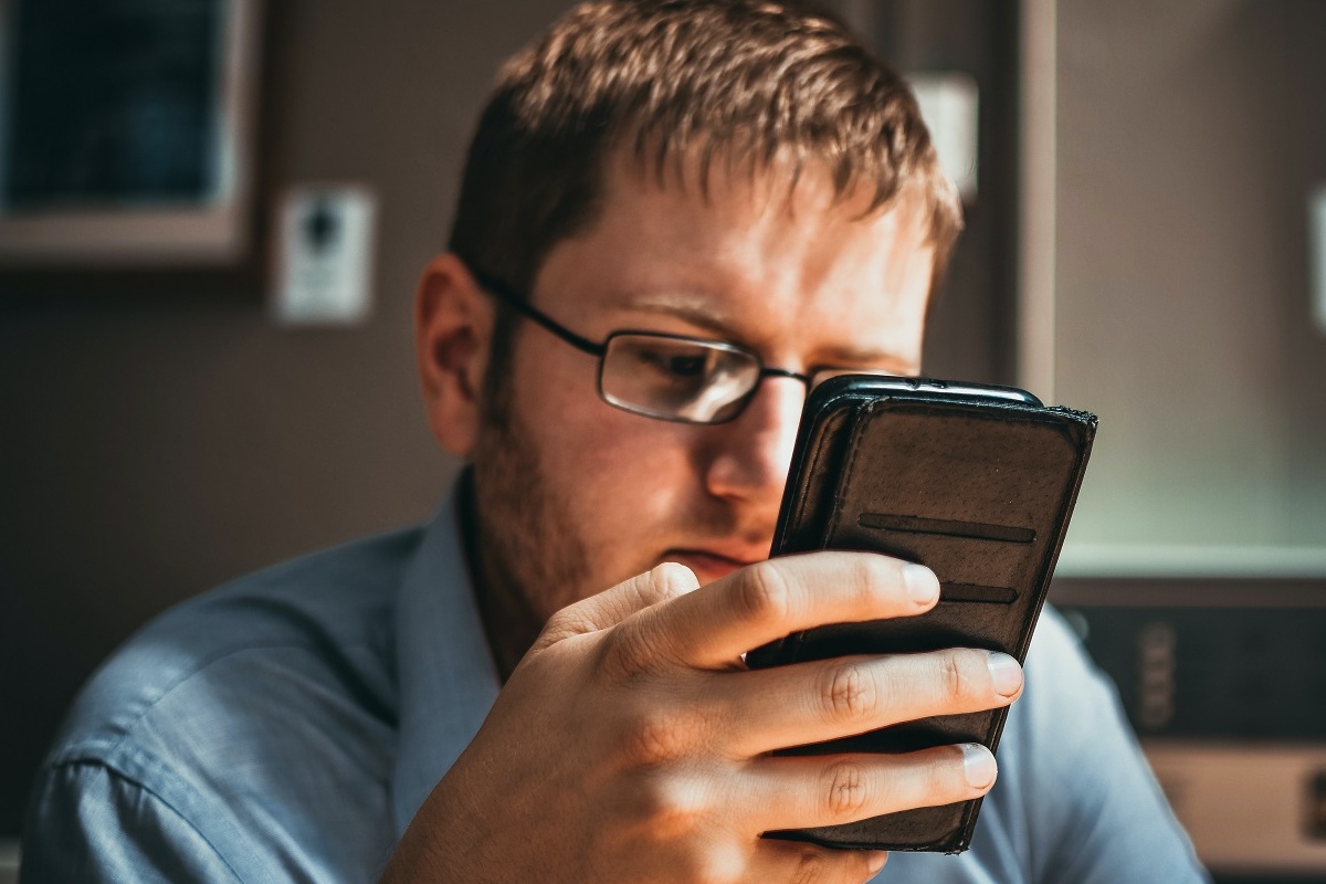 homem olhando o celular: escaneabilidade homem olhando o celular