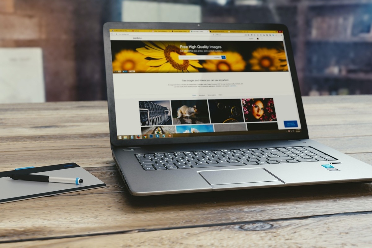 notebook: Google mobile-first index notebook em cima da mesa do lado de uma mesa digitalizadora pequena