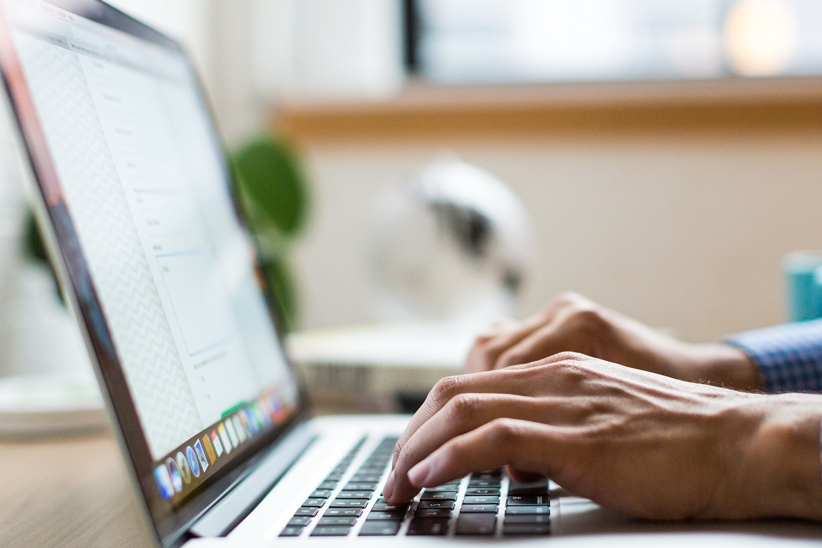 pessoa digitando no computador: guest post pessoa digitando no computador