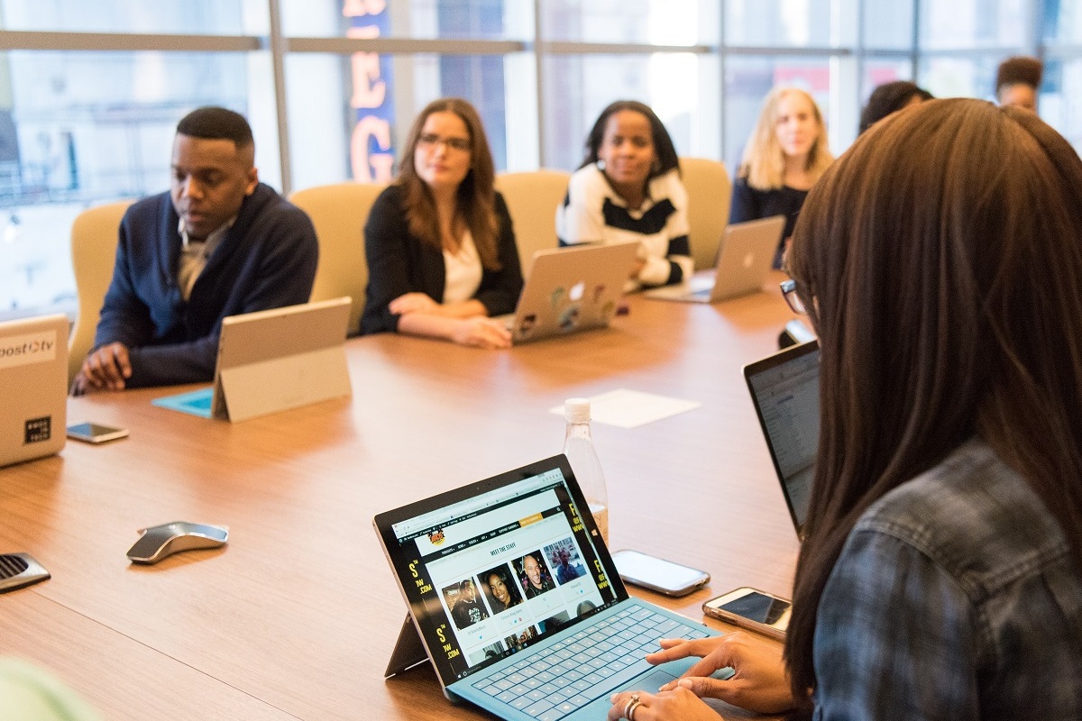 pessoas em reunião: linkedin ads pessoas sentadas em reunião, cada qual com seu laptop