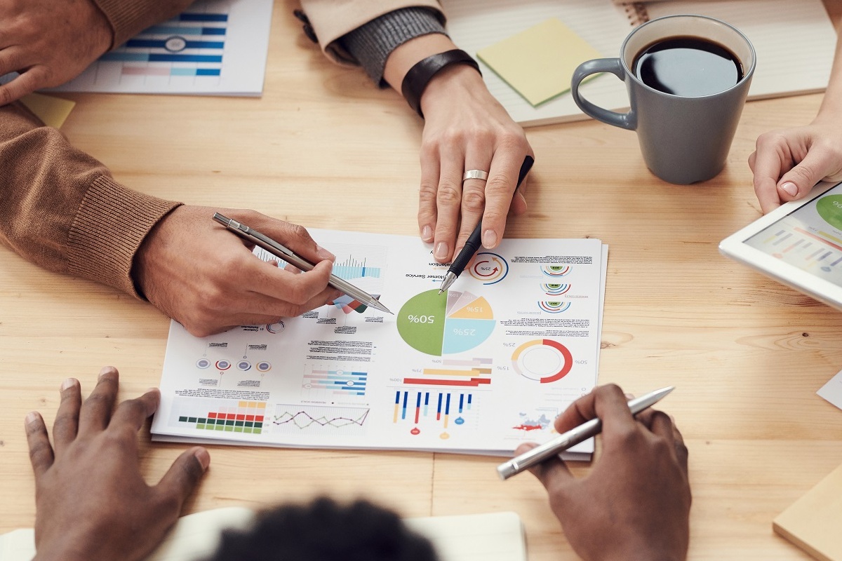 pessoas analisando gráficos: linkedin ads pessoas analisando vários gráficos em um relatório